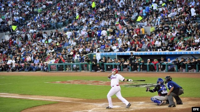 El cubano Donell Linares, integrante del equipo de República Dominicana, batea ante la selección de México (3 de febrero 2013)