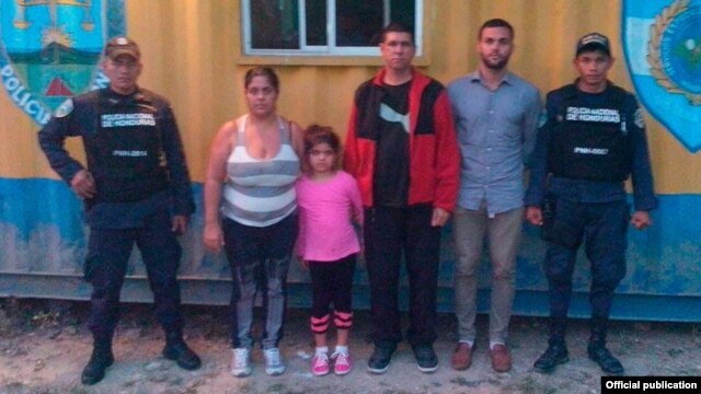 Los cuatro cubanos hallados sin documentos en la Aduana de Agua Caliente, frontera Honduras-Guatemala.
