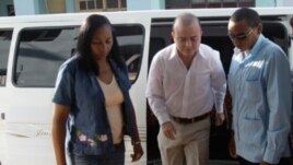 Carromero entrando al tribunal en Bayamo