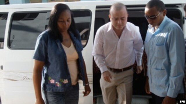 Carromero entrando al tribunal en Bayamo