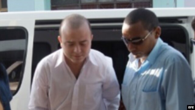 Carromero entrando al tribunal en Bayamo
