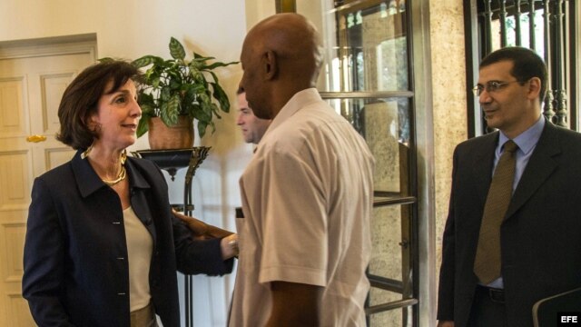 Roberta Jacobson conversa con los opositores Guillermo Fariñas y Antonio Rodiles el 23 de enero de 2015, en La Habana.