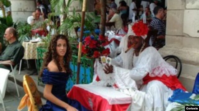 Tirando cartas en la Plaza Vieja