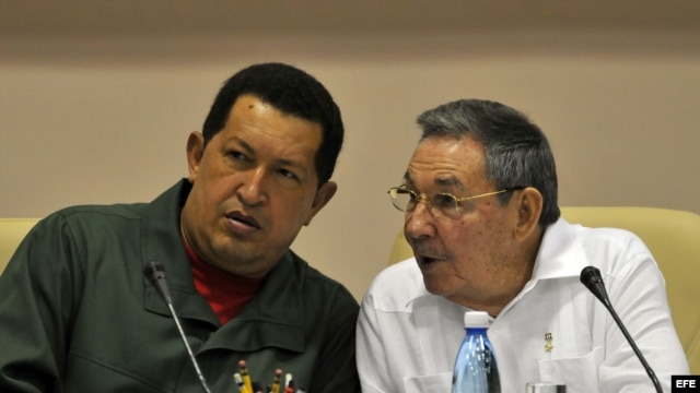 El general cubano Raúl Castro (d) y el mandatario  venezolano, Hugo Chávez (i).