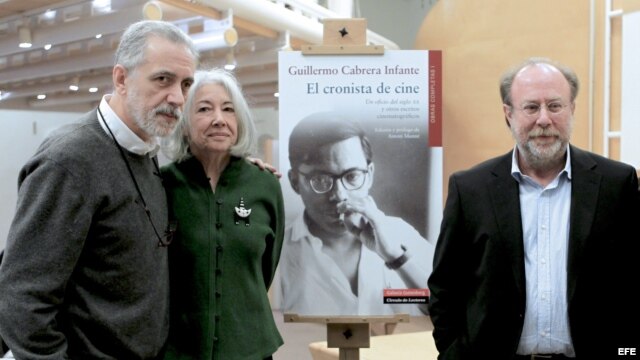 Fernando Trueba (i); la viuda del escritor cubano Guillermo Cabrera Infante, Miriam Gómez, y el editor Toni Muné, durante la presentación en Madrid de "El cronista de cine", primer volumen de las obras completas de Cabrera Infante. 