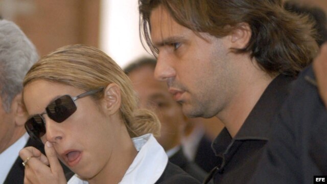 Fotografía de archivo de la cantante Shakira (c) con  Antonio de la Rúa (d). 