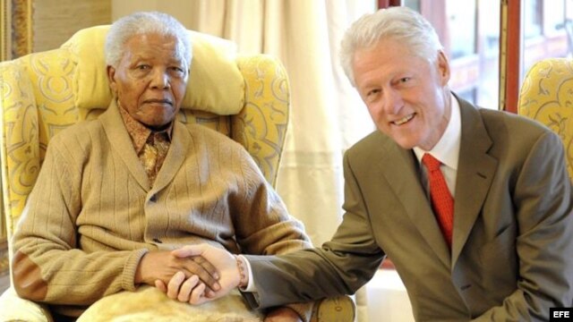 Un fotografía facilitada hoy martes 17 de julio de 2012 muestra al expresiente de Sudáfrica y Premio Nobel de la Paz Nelson Mandela (i) saluda a Bill Clinton (d) despúes de la visita del expresidente norteamericano con motivo del 94º cumpleaños de Mandela