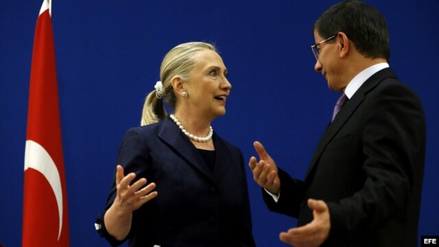 La secretaria de estado estadounidense, Hillary Clinton (izquierda), y el ministro turco de Exteriores, Ahmet Davutoglu. 