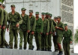Jóvenes cubanos del servicio militar.