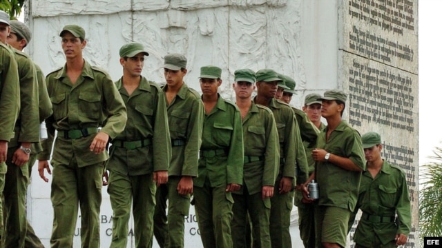 Jóvenes cubanos del servicio militar. 