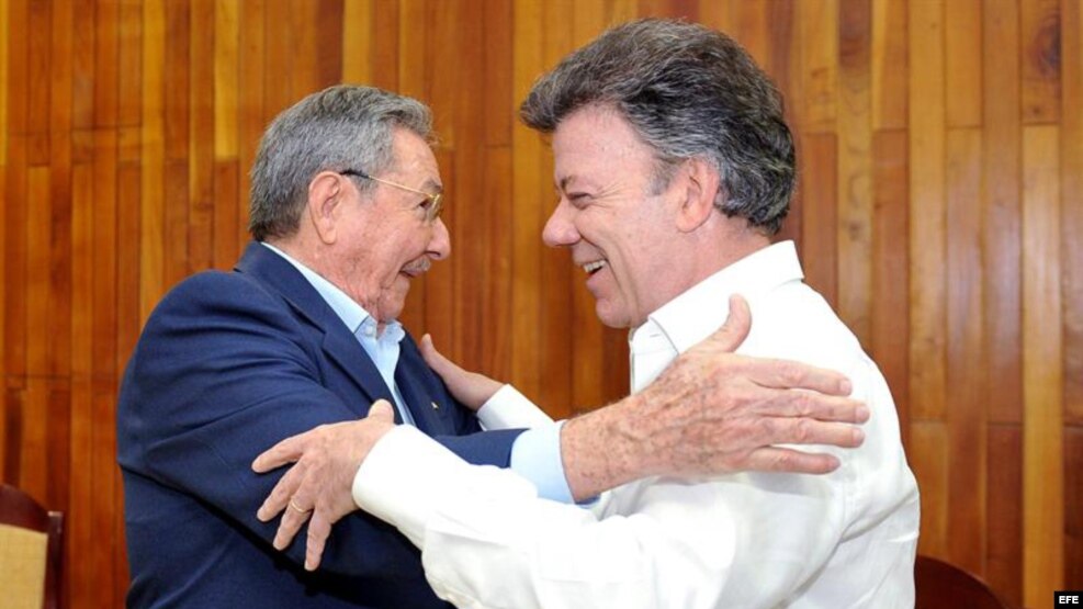 El presidente de Colombia, Juan Manuel Santos, hizo un viaje relámpago para reunirse en La Habana con el gobernante Raúl Castro.