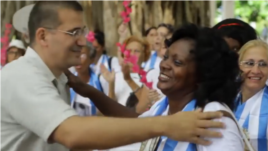 Reporta Cuba Antonio Rodiles durante un encuentro con Damas de Blanco en el Parque Gandhi