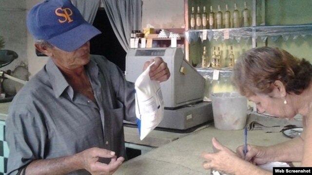 Venta de leche en una "bodega" cubana.