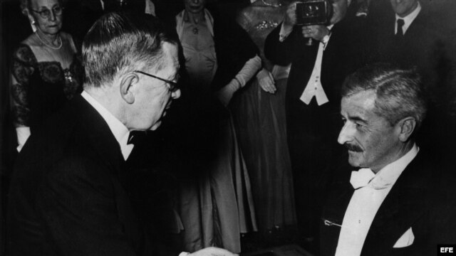 El rey Gustavo Adolfo VI entrega el Premio Nobel de Literatura al escritor norteamericano, William Faulkner.