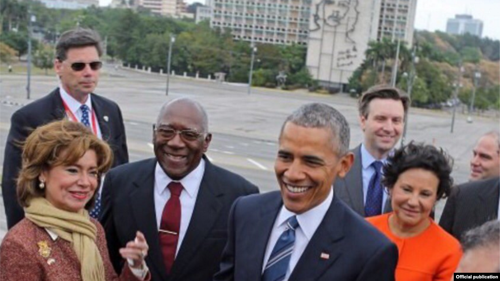 Contreras-Sweet (izq.) junto a Obama en la Plaza de la Revolución. Tomado de @MCS4Biz