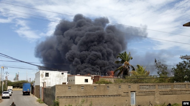 Vista general de la refinería de Amuay,  ardiendo después de la explosión, en el Estado Falcón, Venezuela. 