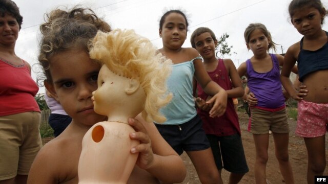 Varios niños juegan en La Palma, localidad de Pinar del Rio (Cuba)