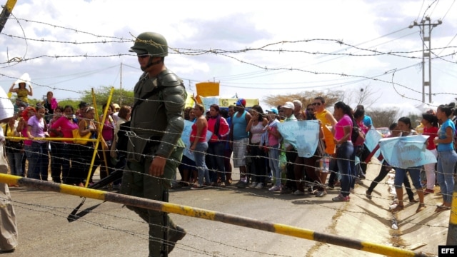  Familiares de presos de la cárcel de Uribana se manifiestan frente a miembros de la Guardia Nacional en los alrededores del penal , cerca a Barquisimeto, Estado Lara (Venezuela). 