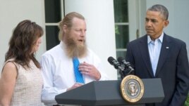 Los padres del sargento, Bob y Jani Bergdahl hablan en la Casa Blanca junto al presidente Obama.