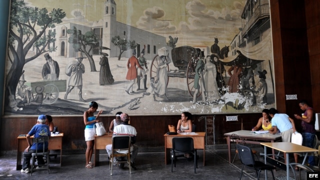 Varias personas son atendidas en una oficina municipal de trabajo. Los cubanos acuden a estas oficinas por información sobre el empleo privado.