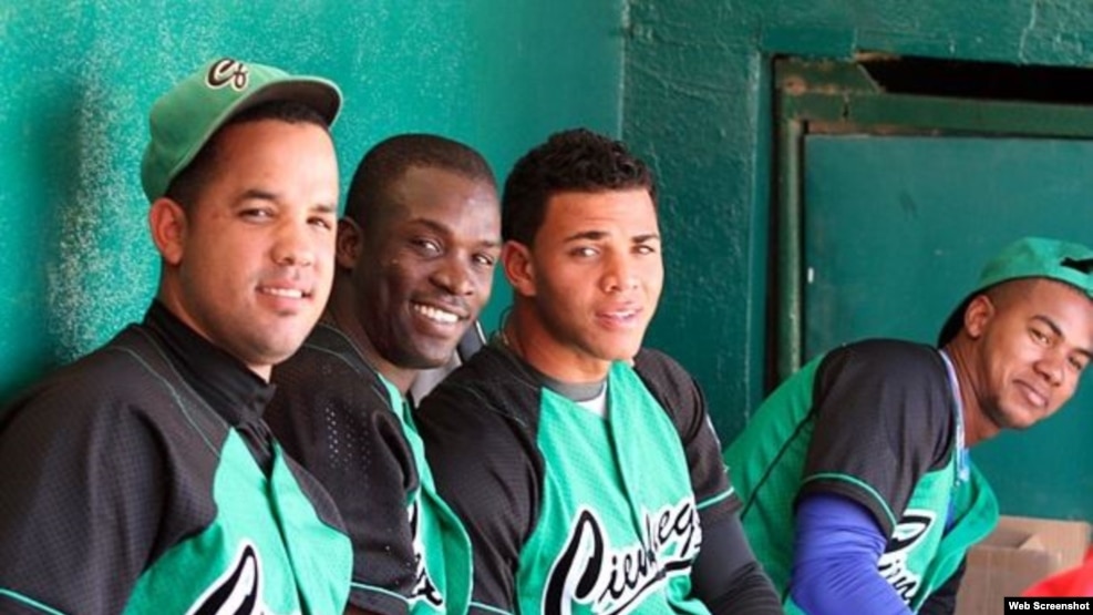 José Abreu y Yoan Moncada, juntos de nuevo (i-e) José Abreu, Noelvis Entenza, Yoan Moncada y Erisbel Arruebarrena. Foto tomada de Baseballdecuba.com
