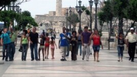 Grupo de activistas independientes cubanos celebra una marcha por el Día del Orgullo Gay