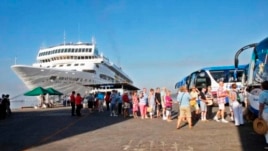 Cruceristas desembarcando en Santiago de Cuba. Archivo.