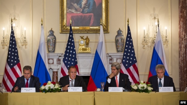 (i-d) El ministro de Defensa ruso, Sergey Shoygu; el ministro de Exteriores ruso, Serguei Lavrov; el secretario de Estado de EE.UU., John Kerry; y el secretario de Defensa de EE.UU., Chuck Hagel, durante una reunión en el Departamento de Estado en Washing