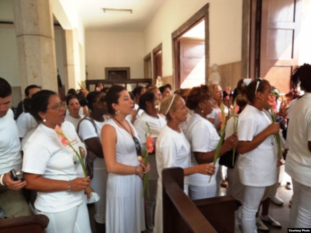 Damas de Blanco asisten a misa