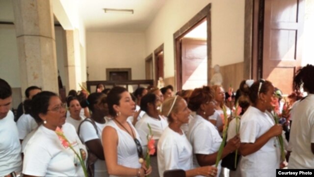 Damas de Blanco asisten a misa