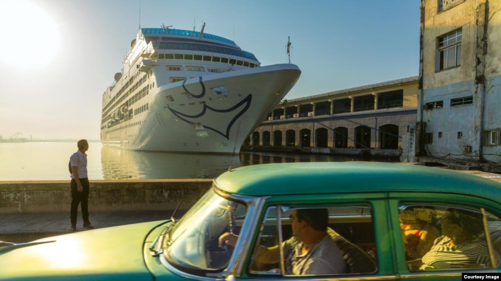 La llegada del Adonia a La Habana, el primer crucero de EEUU en atracar en un puerto cubano en más de 50 años, entre las mejores fotos del año de National Geographic.