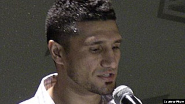 El boxeador afgano Arash Usmanee