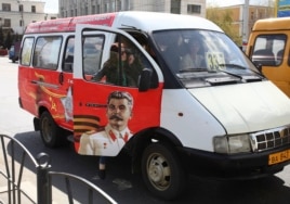 Una ruta privada de minibúses con imágenes de Stalin en la ciudad de Omsk, Siberia.