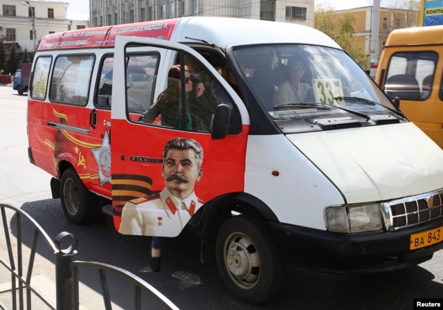 Una ruta privada de minibúses con imágenes de Stalin en la ciudad de Omsk, Siberia.