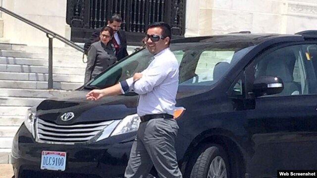 El expresidene Manuel Zelaya se dispone a abordar un auto diplomático venezolano