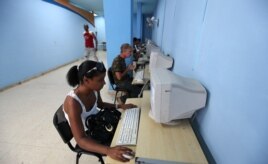 Cubanos acceden a Internet en una sala de navegación de ETECSA.