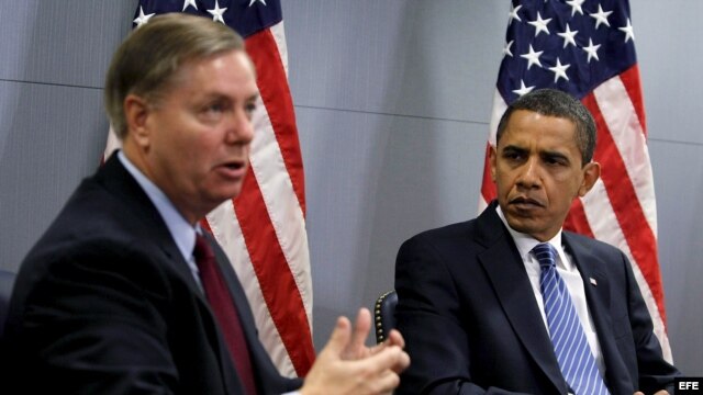 Fotografía de archivo del presidente Barack Obama (d) y del senador Lindsey Graham (i).