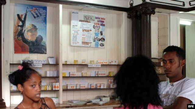 Las sales de rehidratación oral permiten tratar con éxito un 80% de los casos de cólera. Los antibióticos apropiados pueden reducir la duración de la diarrea y de la excreción de Vibrio cholerae. 