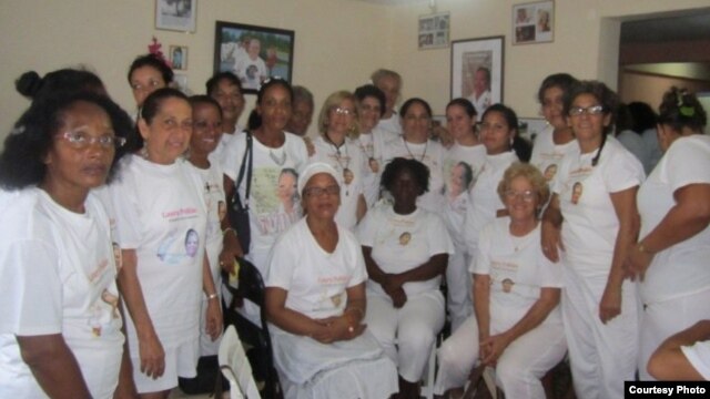 Foto de archivo. Damas de Blanco en Té literario, julio 2013.