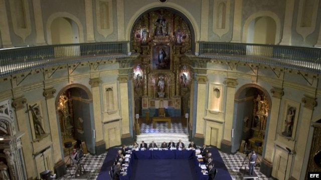 Aspecto general de la reunión plenaria que la Real Academia Española (RAE) celebró hoy en el gaditano Oratorio de San Felipe Neri, como homenaje a la Constitución de Cádiz de 1812.