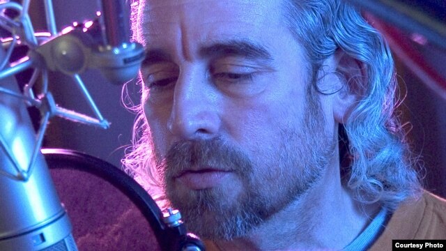 Grabando: el músico y cantautor cubano Mike Porcel (Delio Regueral).