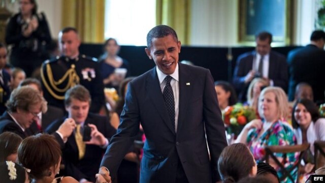 El presidente de los Estados Unidos, Barack Obama, saluda a los asistentes a la primera "cena de Estado" ofrecida a medio centenar de niños ganadores de un concurso de recetas sanas, en la Casa Blanca en Washington. EFE/Jim Lo Scalzo