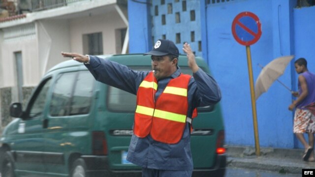 Un policía dirige el tránsito.