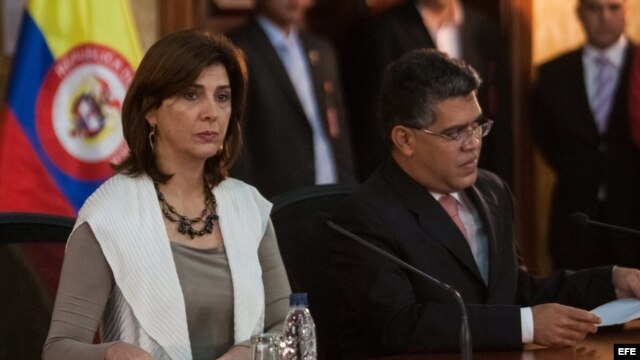 El canciller venezolano Elías Jaua (d) y su homóloga colombiana María Angela Holguín (i), en Caracas.