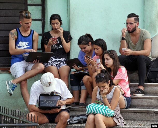 Un grupo de jóvenes se conectan a internet en una zona WiFi, en La Habana.