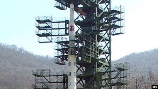 Archivo -  Fotografía de archivo enviada por la agencia norcoreana KCNA del cohete de largo alcance Unha-3. 