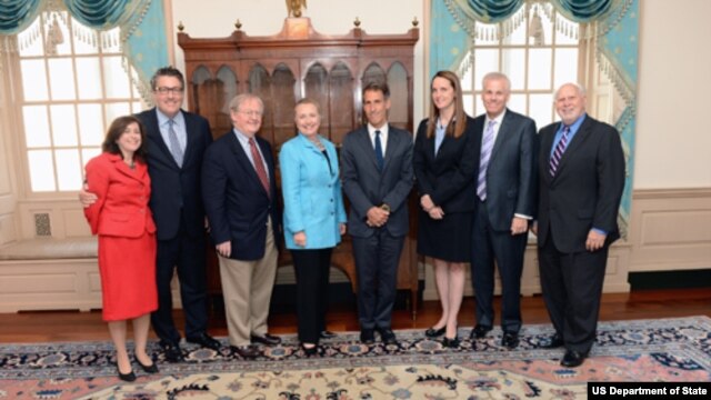 La Secretaria de Estado Hillary Clinton, con los miembros del BBG