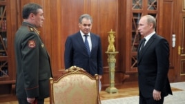 El presidente ruso, Vladimir Putin (d), recibe al recién designado jefe del Estado Mayor de Rusia (i), el coronel Valery Gerasimov,  en el Kremlin en Moscú, Rusia.