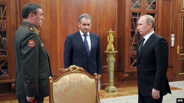 El presidente ruso, Vladimir Putin (d), recibe al recién designado jefe del Estado Mayor de Rusia (i), el coronel Valery Gerasimov,  en el Kremlin en Moscú, Rusia.