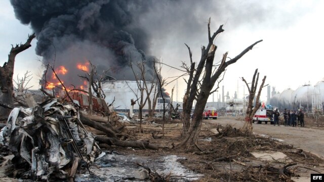  Vista de una zona afectada por el fuego en la refinería de Amuay. 